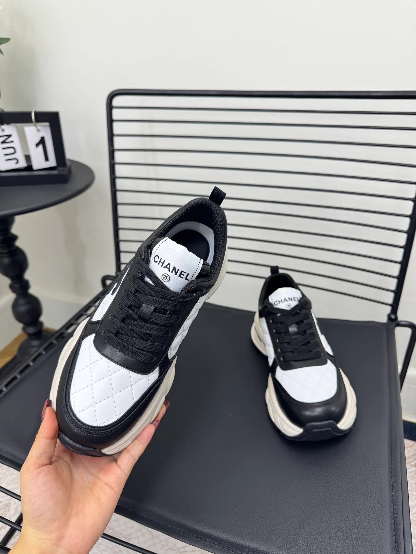 Men's men's shoes P660! Size: 35-41 Chanel 25C new Chanel sports and casual shoes. Versatile white shoes. You can’t go wrong with the styles. The contrasting colors are full of vitality. The logo embossed on the side is very delicate on the feet. The upper is made of original customized materials. The original outsole.